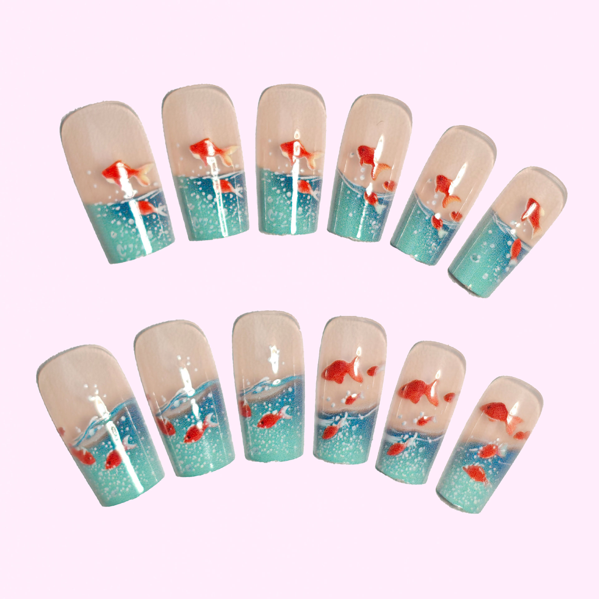 女性用ミディアムロングスクエアフェイクネイル、夏の青い水魚柄 - Nail Art Yellow のレビューと価格