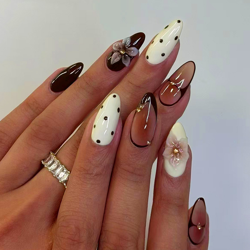 24枚入り完成品アーモンド型プレスオンネイルアート、再利用可 - Nail Art Fake のレビューと価格